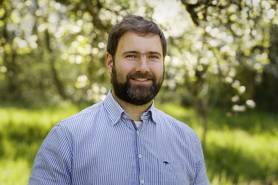 Boris Voelkel erklärt im Gespräch mit EDEKA Holzky, worauf er achtet, bevor Obst, Gemüse und weiteres bei den Biobauern eingekauft werden.