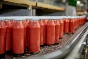 Abfüllung der Smoothies bei Voelkel Natursäfte. Lesen Sie hier, auf was Voelkel bereits vor der Produktion Wert legt.